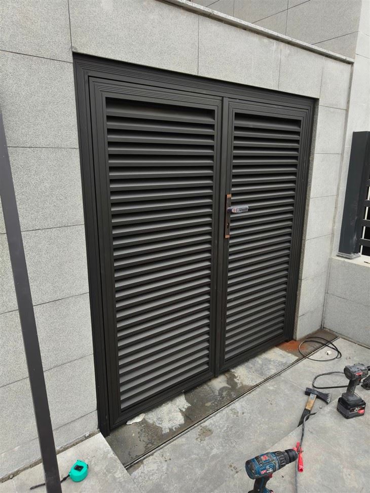 Aluminum Jalousie Doors factory